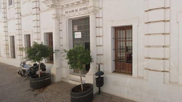 procurador en carmona en edificio de juzgados de carmons