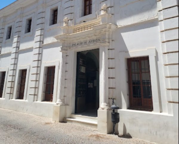 edificio del palacio de justicia en Camona